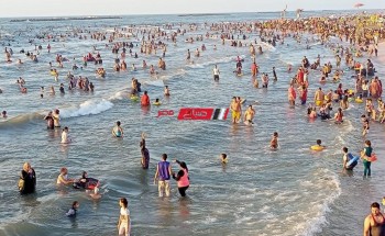 اقبال كبير على الشواطئ.. انقاذ 43 شخص من الغرق واعادة 107 طفل تاءه في رأس البر