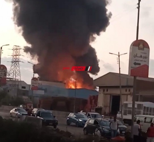 بالصور والفيديو اندلاع حريق هائل داخل مخزن على طريق رأس البر القديم بدمياط