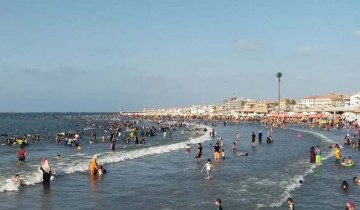 إنقاذ 59 شخص من الغرق وعودة 197 طفل تاءه في شواطئ رأس البر بعطلة نهاية الأسبوع
