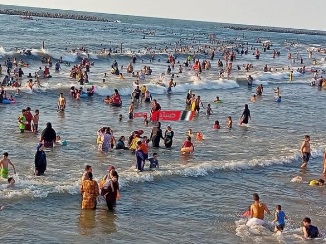 إقبال كبير من المصطافين … الآلاف على الشواطئ في رأس البر