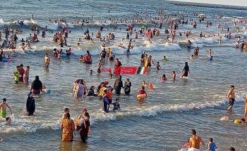 إقبال كبير من المصطافين … الآلاف على الشواطئ في رأس البر