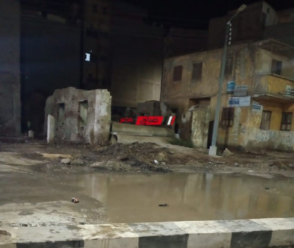 إصلاح كسر ماسورة مياه بعد غرق شارع الثورة بدمياط