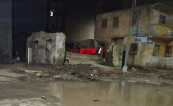إصلاح كسر ماسورة مياه بعد غرق شارع الثورة بدمياط
