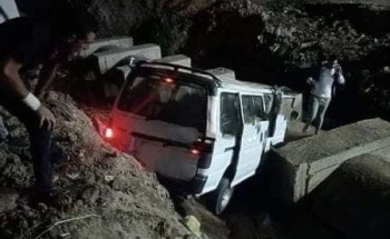 اصابه 8 اشخاص اثر سقوط سيارة ميكروباص في ترعة طريق كرم ورزوق بدمياط