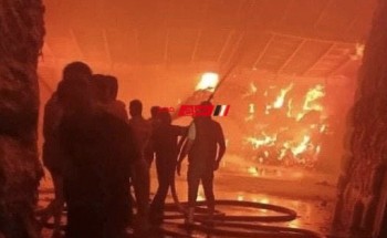 بالصورة السيطرة على حريق نشب داخل مخزن بقرية ميت الخولي بدمياط