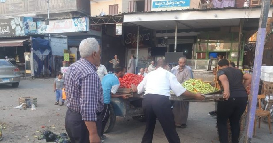رئيس محلية كفر البطيخ بدمياط يقود حملة مفاجئة لإزالة الإشغالات
