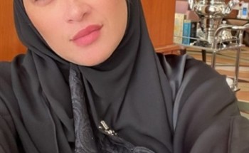 ياسمين عبدالعزيز تؤدي مناسك العمرة وتزور المسجد النبوي