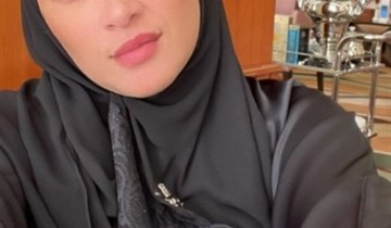 ياسمين عبدالعزيز تؤدي مناسك العمرة وتزور المسجد النبوي