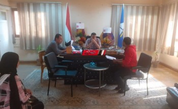 رئيس مركز ومدينة فارسكور بدمياط يجتمع مع المواطنين لبحث مشاكلهم
