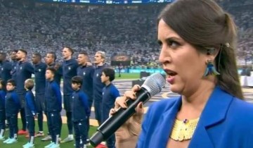 المصرية فرح الديباني تغني النشيد الوطني لـ فرنسا فى نهائي كأس العالم