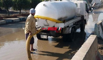 تكثيف جهود المحليات في دمياط لكسح مياه الامطار على اثر العاصفة دانيال