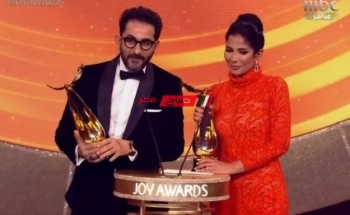 أحمد حلمي ومنى زكي يتفاجآن بجائزة مشتركة في Joy Awards