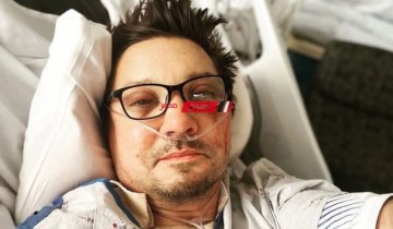 أول صورة لـ جيريمي رينر بعد تعرضه لحادث مروع