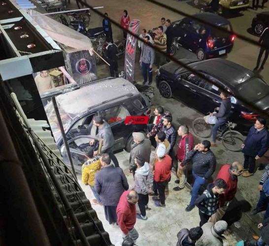 بالصور سيارة تقتحم محل جزارة بدمياط وتصيب شخص بعد اصطدامها بالرصيف