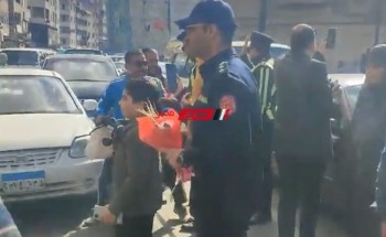 ضباط الشرطة يوزعون الورود والشيكولاتة على المواطنين في دمياط احتفالًا بالعيد الـ 71