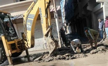 إصلاح كسر عدد 2 ماسورة مياه بالطريق الترابي بقرية السيالة في دمياط
