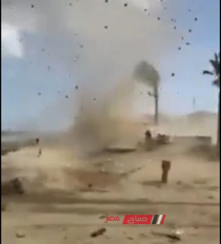 بالفيديو رياح نشطة تشبه الاعصار تزيل كشك في منطقة شطا بدمياط