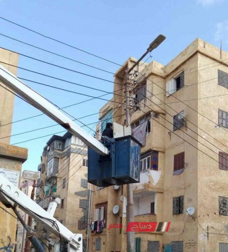 في استجابة للمواطنين … صيانة وتركيب كشافات بمنطقة المساكن في عزبة البرج بدمياط
