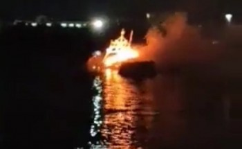 النيران تلتهم مركب صيد في مياه النيل بدمياط