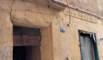 إزالة أجزاء خطرة عن عقار قديم بحي غرب في الإسكندرية