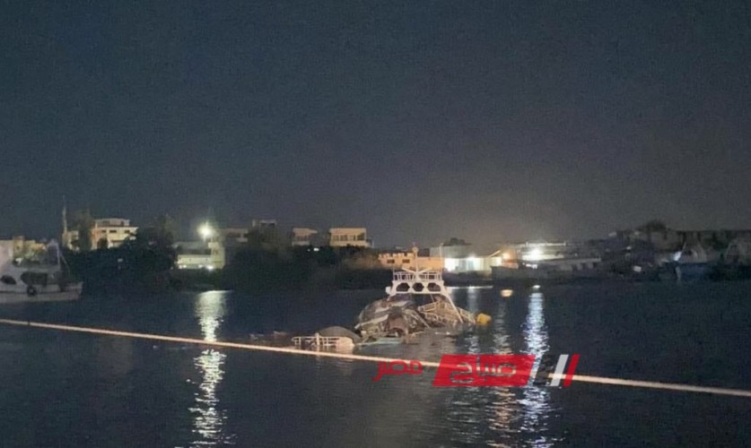 بالفيديو غرق مركب صيد بعد احتراقها في مياه النيل برأس البر