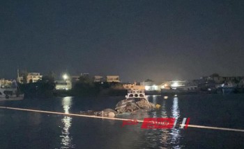بالفيديو غرق مركب صيد بعد احتراقها في مياه النيل برأس البر