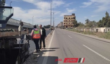 انتظام اعمال رصف ورفع كفاءة طريق شربين – دمياط أمام مدينة كفر سعد