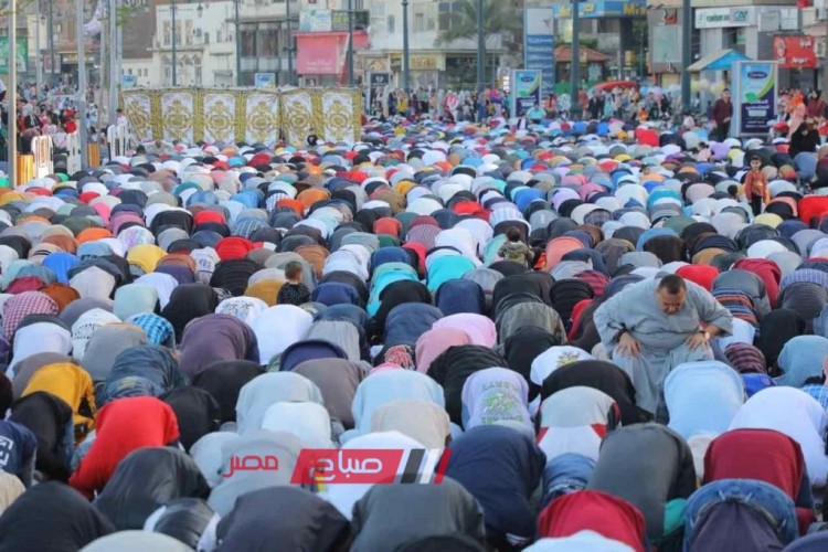 الآلاف يؤدون صلاة العيد بساحات ومساجد دمياط والبلالين تملأ الشوارع