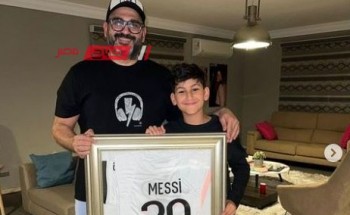 أكرم حسني يهدى ابنه تيشيرت بتوقيع ميسي فى عيد ميلاده