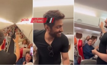تامر حسني يغني “هدلعني” مع معجباته على متن الطيارة