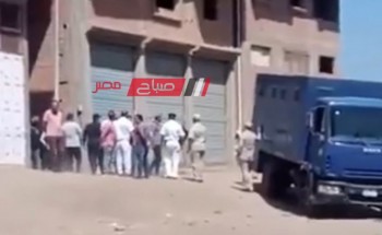 بالصور وسط اجراءات امنية مشددة.. المتهم بقتل الطفل محمد البربري بدمياط يمثل الجريمة