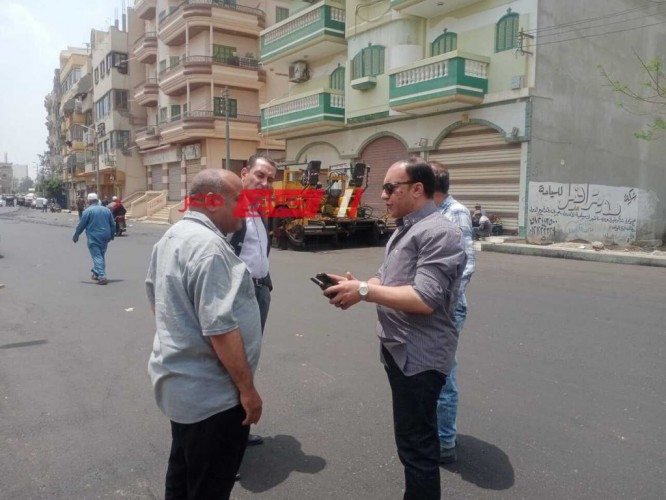 رئيس محلية فارسكور بدمياط يشرف على اعمال الرصف بشارع الكورنيش