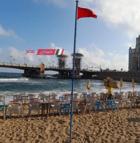 استمرار رفع الرايات الحمراء بشواطىء الإسكندرية بسبب الرياح النشطة