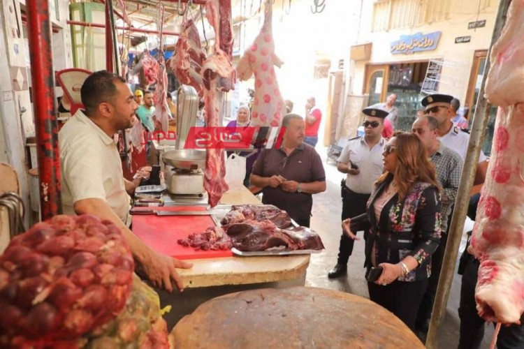 قبيل عيد الأضحى المبارك.. محافظ دمياط تتفقد سوق الخضار ومحال بيع اللحوم