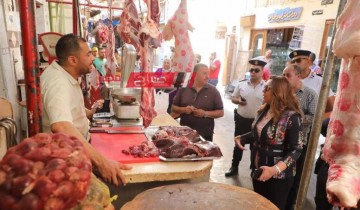 قبيل عيد الأضحى المبارك.. محافظ دمياط تتفقد سوق الخضار ومحال بيع اللحوم