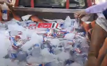 اروي عطشك في الحر .. محمد الفيومي يوزع مياه معدنية مجانا على المواطنين بدمياط