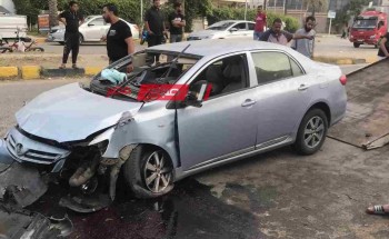 بالصورة حادث تصادم لسيارة ملاكي بالرصيف في رأس البر دون خسائر بشرية