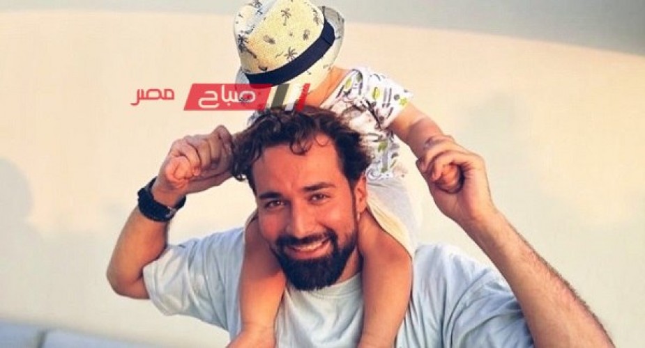 أحمد حاتم ينشر صورة جديدة له برفقة ابنه على إنستجرام