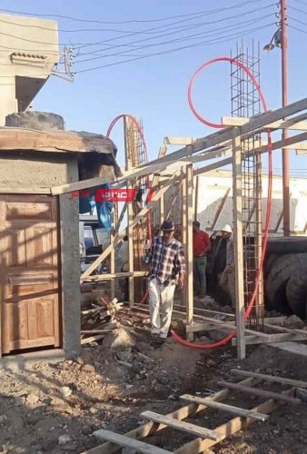 ايقاف حالة تعدي بالبناء المخالف على الطريق الدولي بمدينة كفر سعد في دمياط