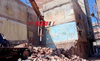 تنفيذ إزالة لمنشآت ذات خطورة داهمة في قرية شطا بدمياط