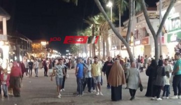 اقبال متوسط على شارع النيل برأس البر في سهرة العطلة الأسبوعية