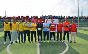 رئيس جامعة دمياط يشارك في مباراة كرة قدم ضمن فعاليات اليوم الرياضى لكلية التربية الرياضية