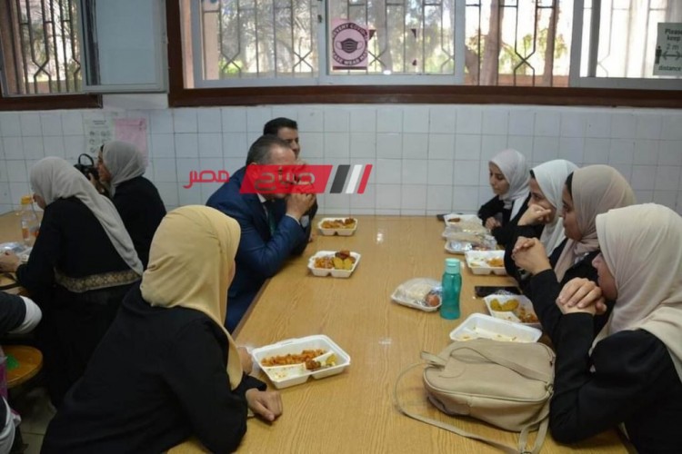 بالصور رئيس جامعة دمياط يتناول وجبة الغذاء مع طلاب المدينة الجامعية