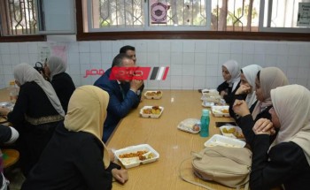 بالصور رئيس جامعة دمياط يتناول وجبة الغذاء مع طلاب المدينة الجامعية