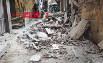 إزالة أجزاء خطرة عن أحد العقارات بحي الجمرك في الإسكندرية