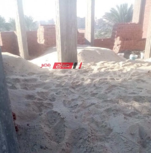ايقاف اعمال بناء طابق بدون ترخيص في قريه الرياض بدمياط