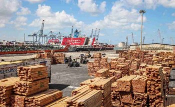 تفريغ 7600 طن سكر و 967 طن خشب زان على ارصفة ميناء دمياط خلال 24 ساعة