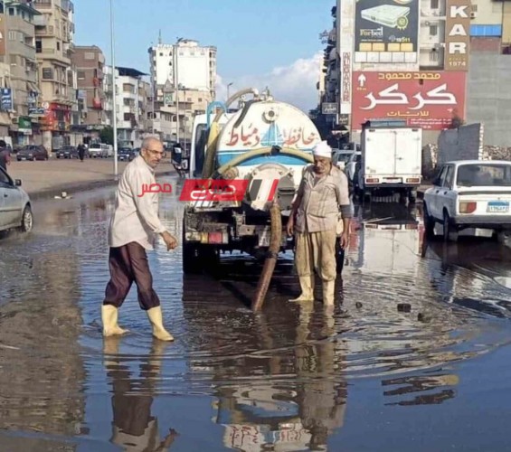 استمرار جهود رفع تجمعات مياه الأمطار بشوارع دمياط