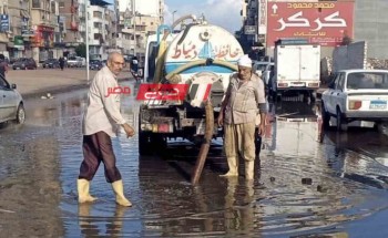 استمرار جهود رفع تجمعات مياه الأمطار بشوارع دمياط