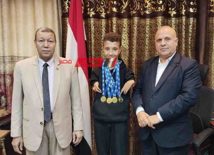 وكيل تعليم دمياط يكرم البطل عمر مشرف الحاصل على 4 ميداليات ذهبية على مستوى العالم
